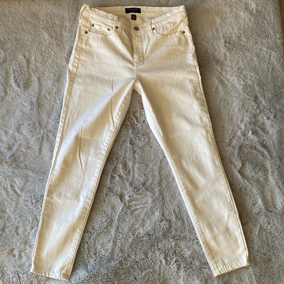 Banana Republic Denim - NWOT Banana Republic White Sculpt Skinny Jeans size 28/6 P